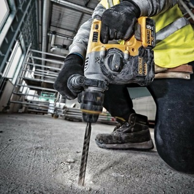 DEWALT-DCH273NT-lifestyle-7.jpg