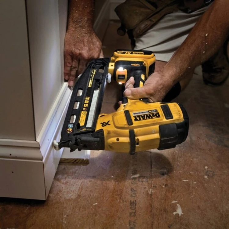 pol_pl_Gwozdziarka-Dewalt-DCN660N-5305_9.jpg