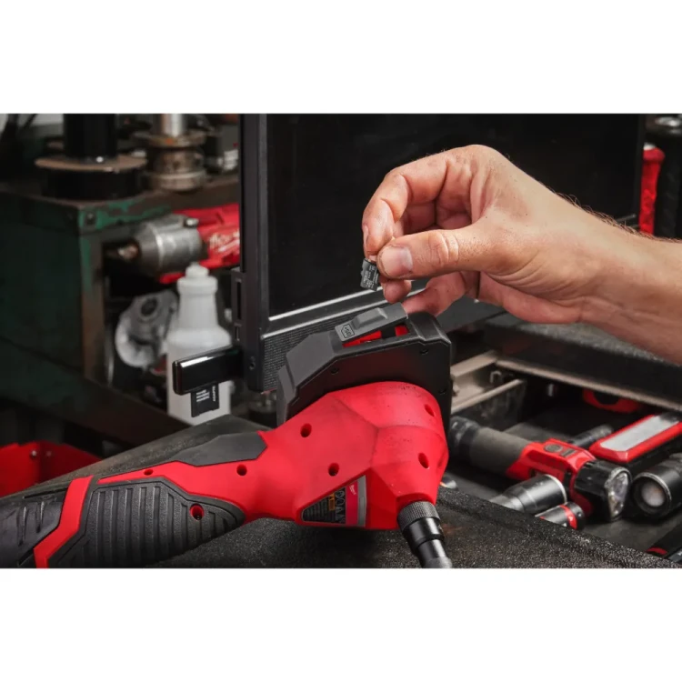 milwaukee-m12-atb-0c-boroskop-dla-technikow-samochodowych-12v-w-walizce-49.webp